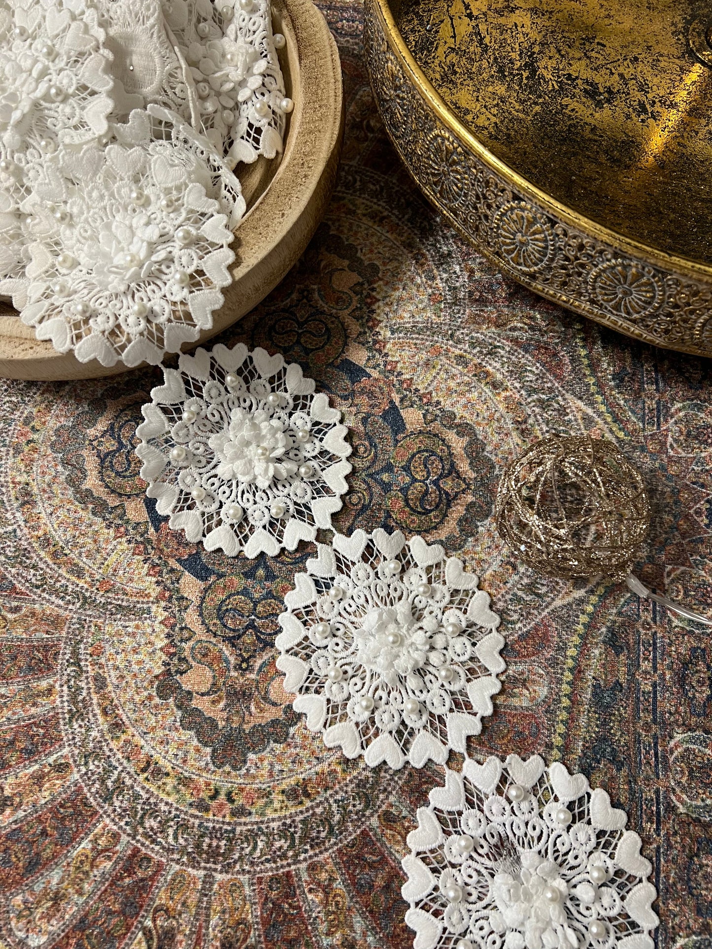 Galon blanc large à sphères avec perles blanches