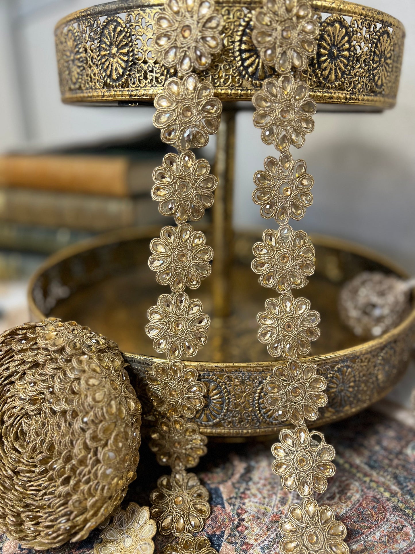 Galon doré motifs succession de fleurs