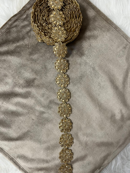 Galon doré motifs succession de fleurs