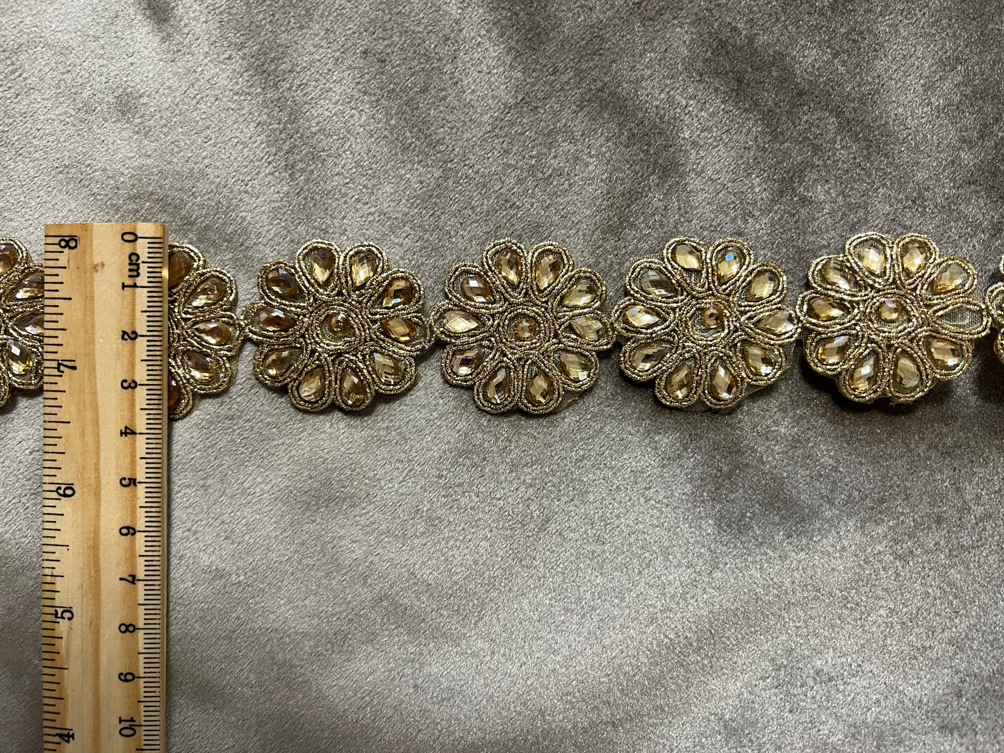 Galon doré motifs succession de fleurs