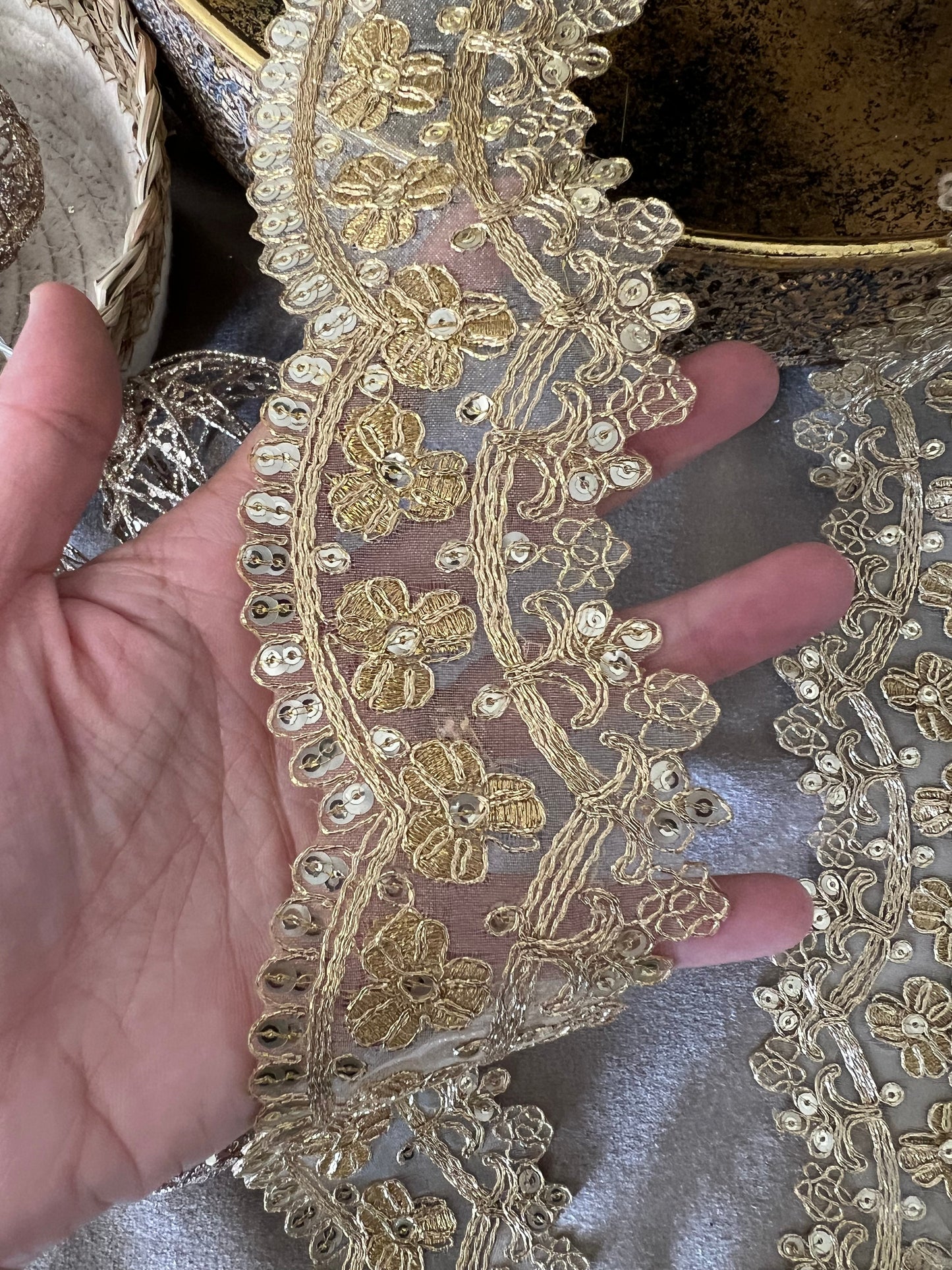 Galon sequin de largeur moyenne doré