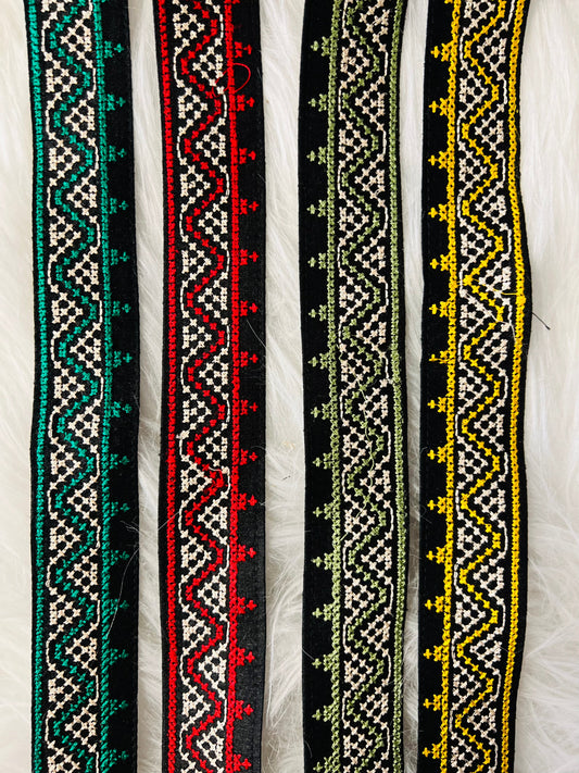 Galon fin brodé en points de croix zigzag