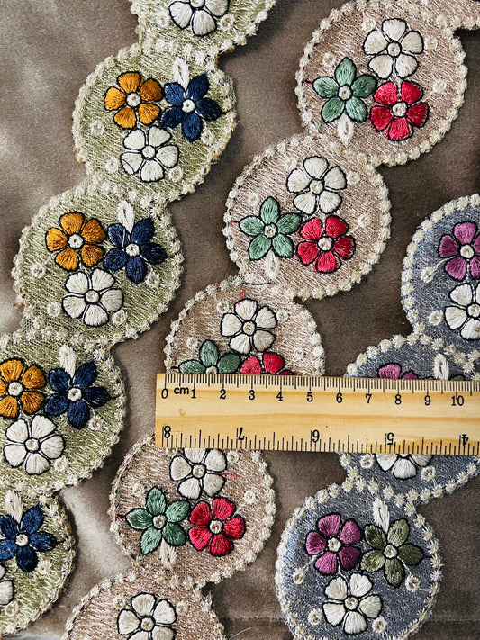 Galon de largeur moyenne ronds de fleurs brodés
