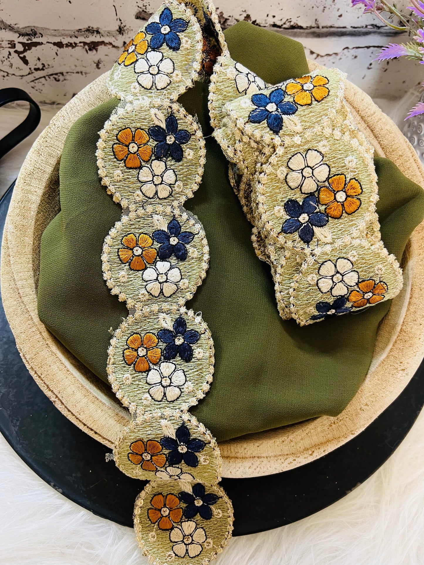 Galon de largeur moyenne ronds de fleurs brodés