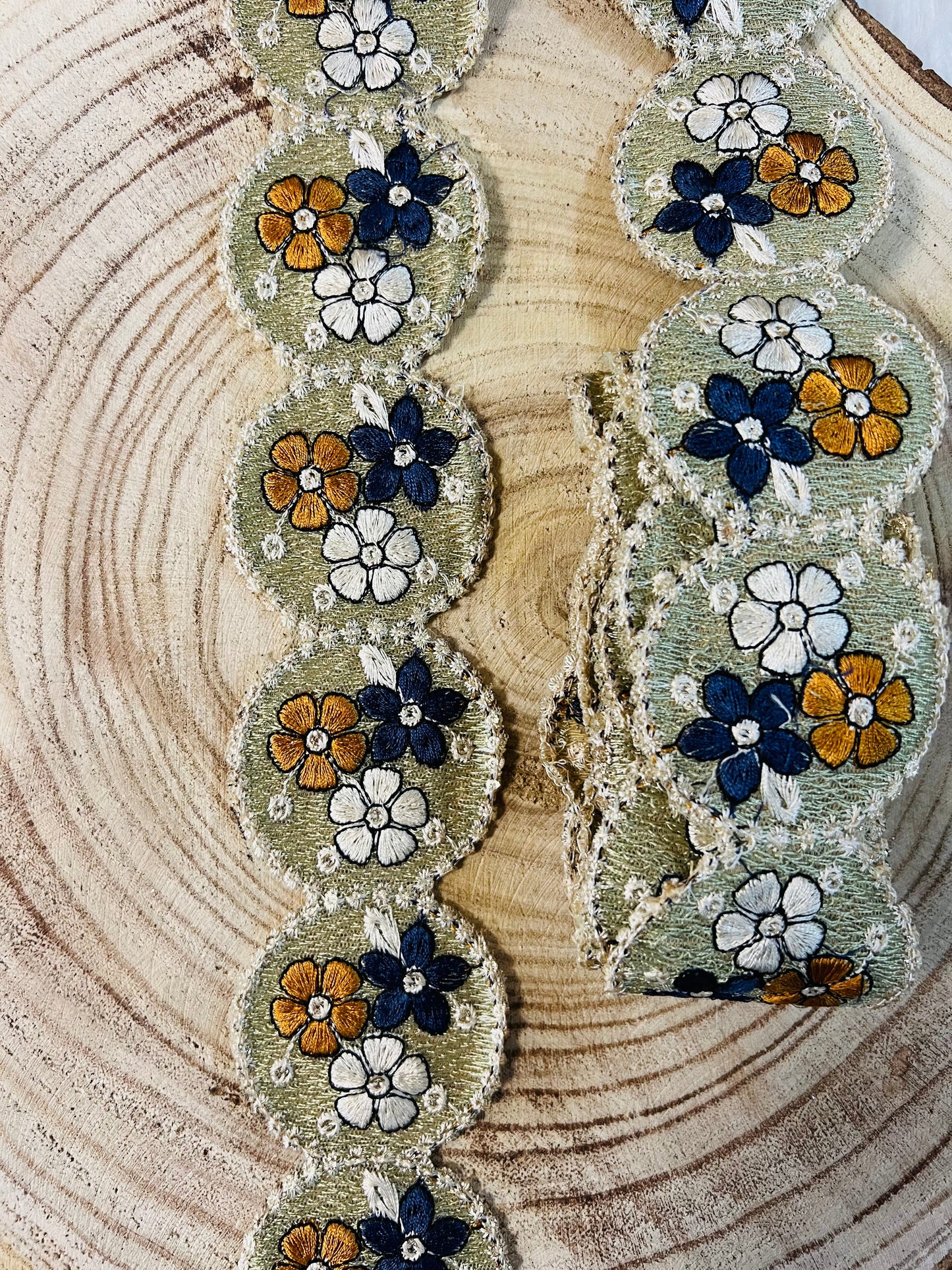 Galon de largeur moyenne ronds de fleurs brodés