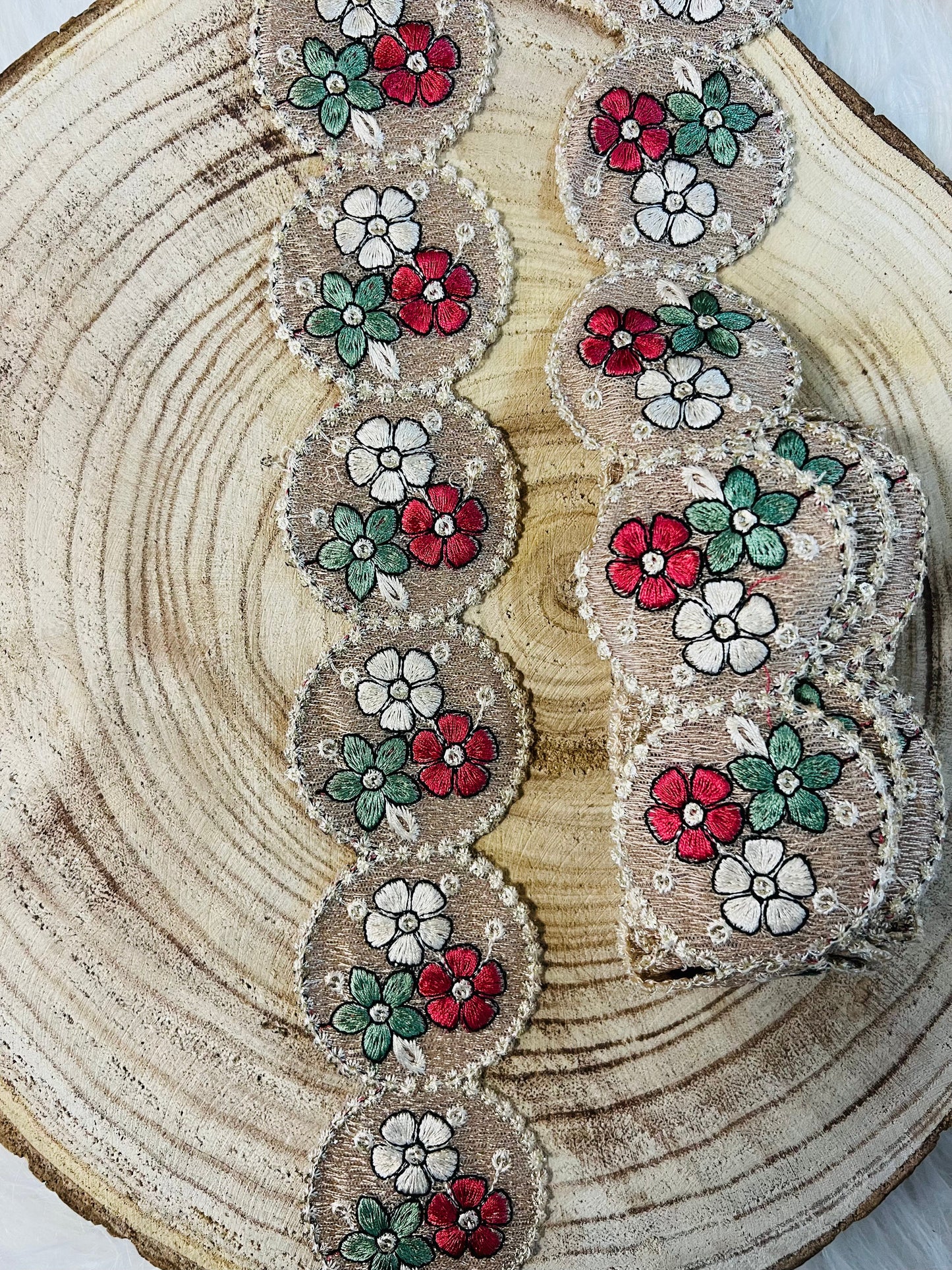 Galon de largeur moyenne ronds de fleurs brodés