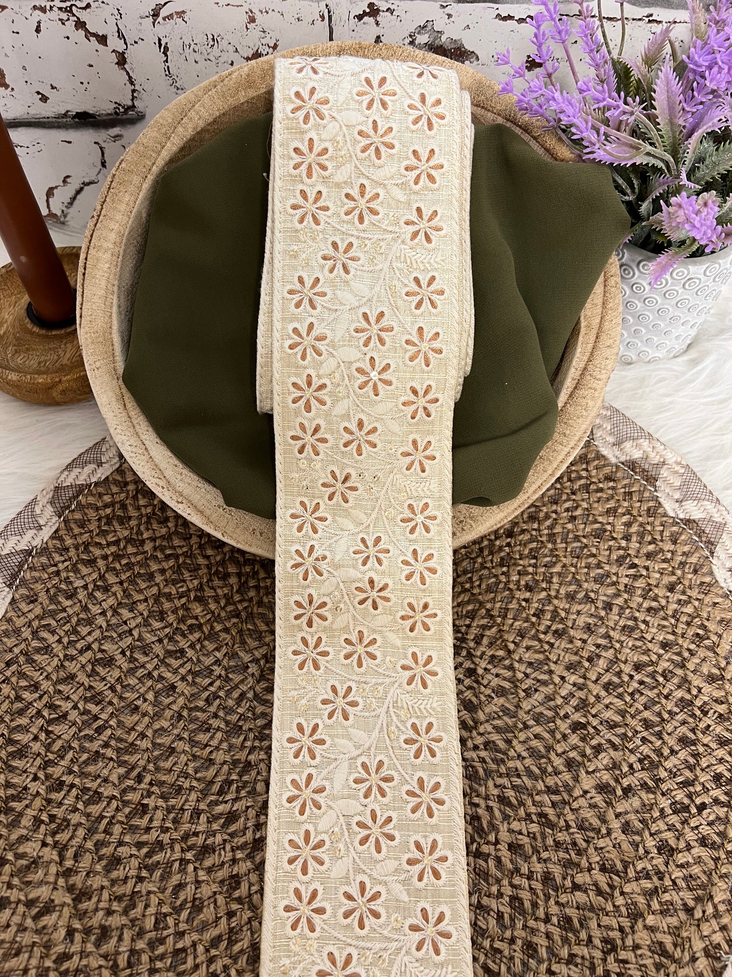 Galon large délicatement brodé et tissé à fleurs