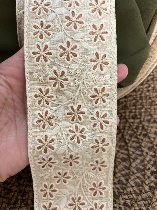 Galon large délicatement brodé et tissé à fleurs