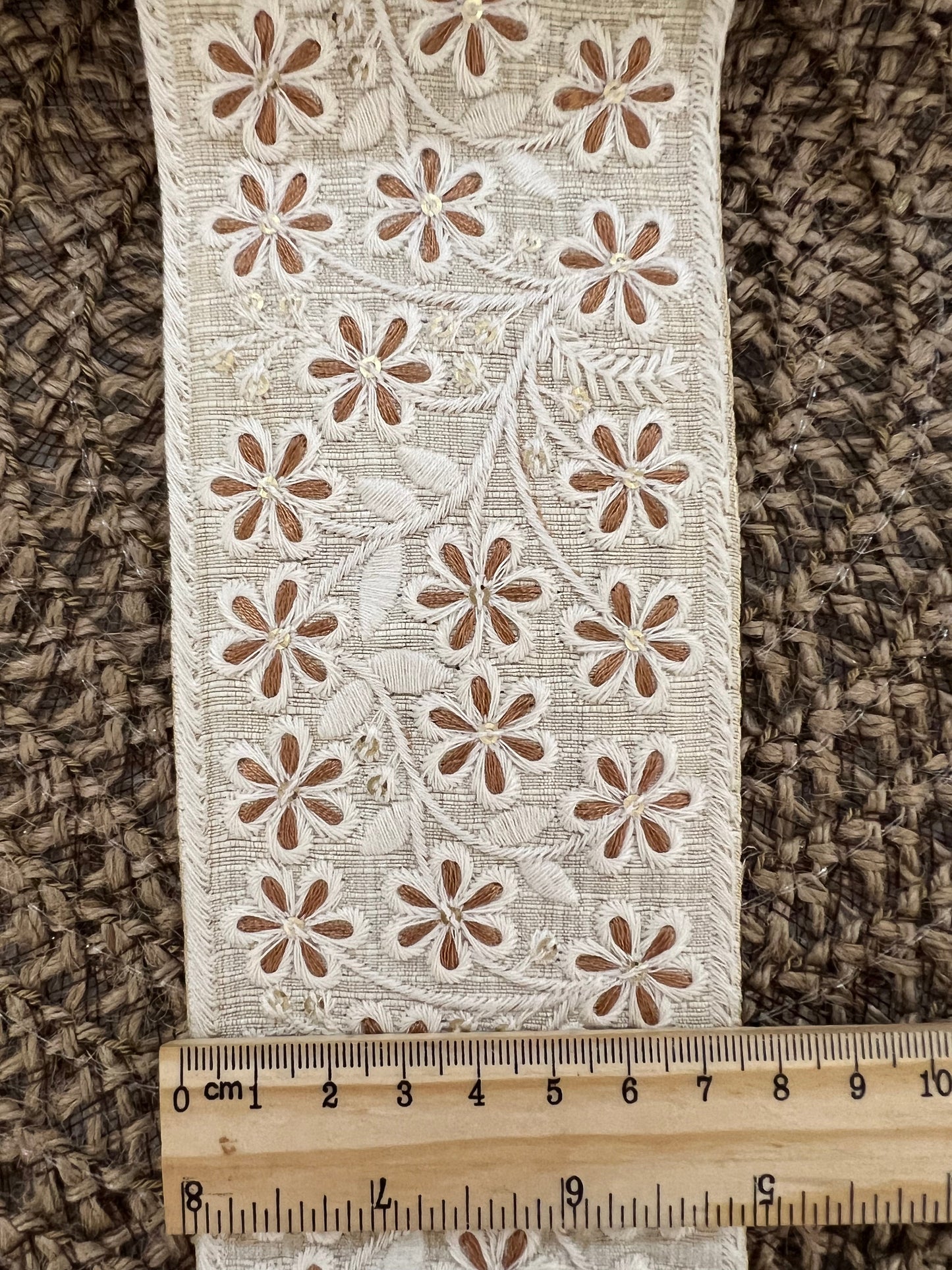 Galon large délicatement brodé et tissé à fleurs