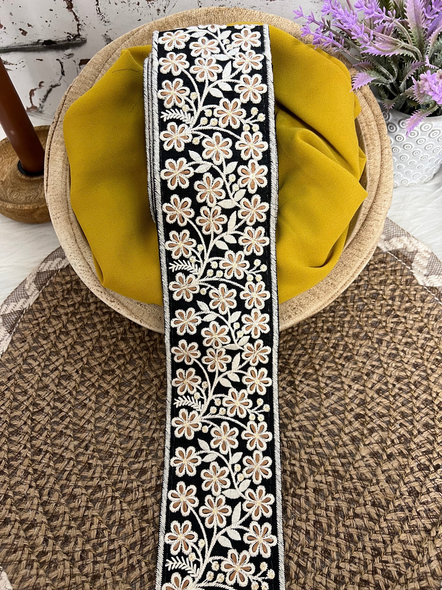 Galon large délicatement brodé et tissé à fleurs