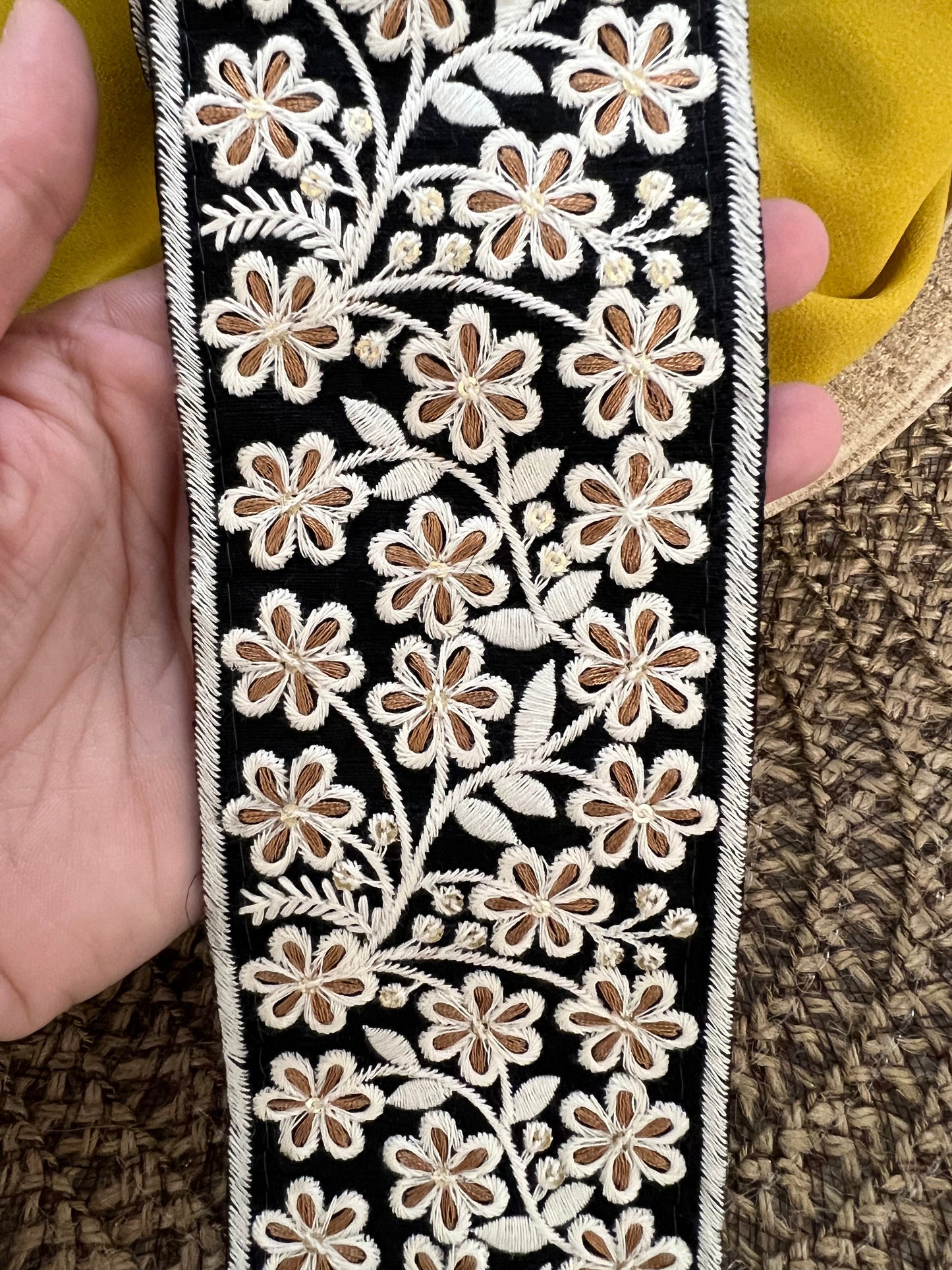 Galon large délicatement brodé et tissé à fleurs