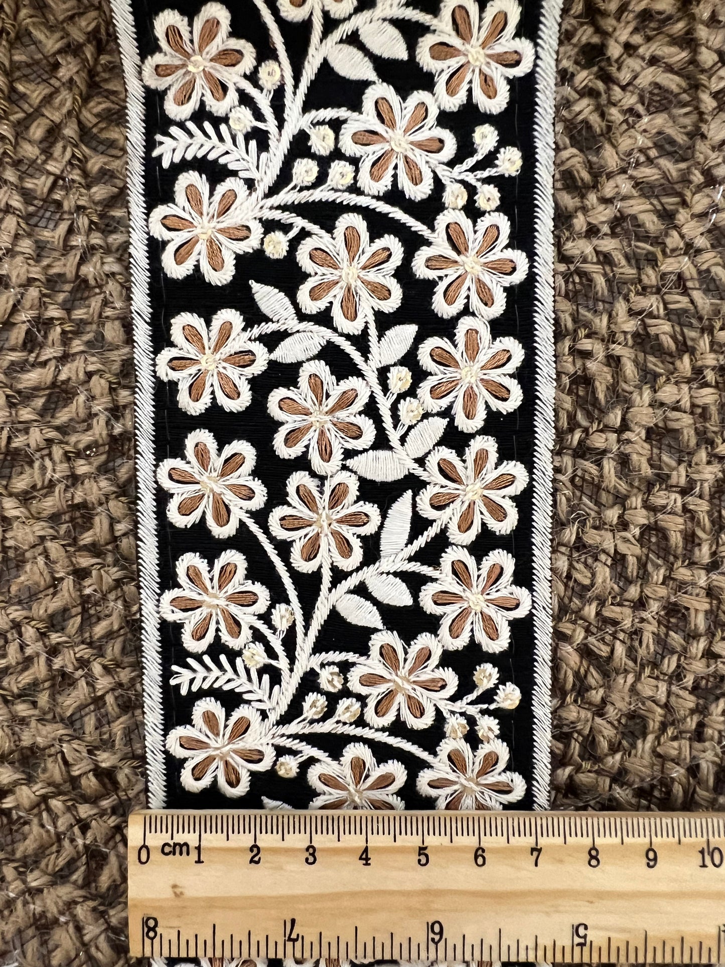 Galon large délicatement brodé et tissé à fleurs