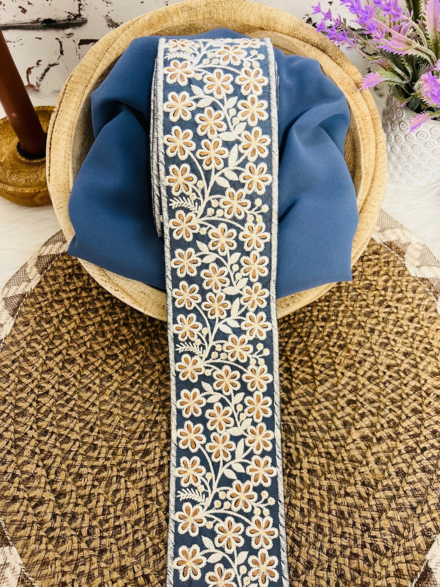 Galon large délicatement brodé et tissé à fleurs