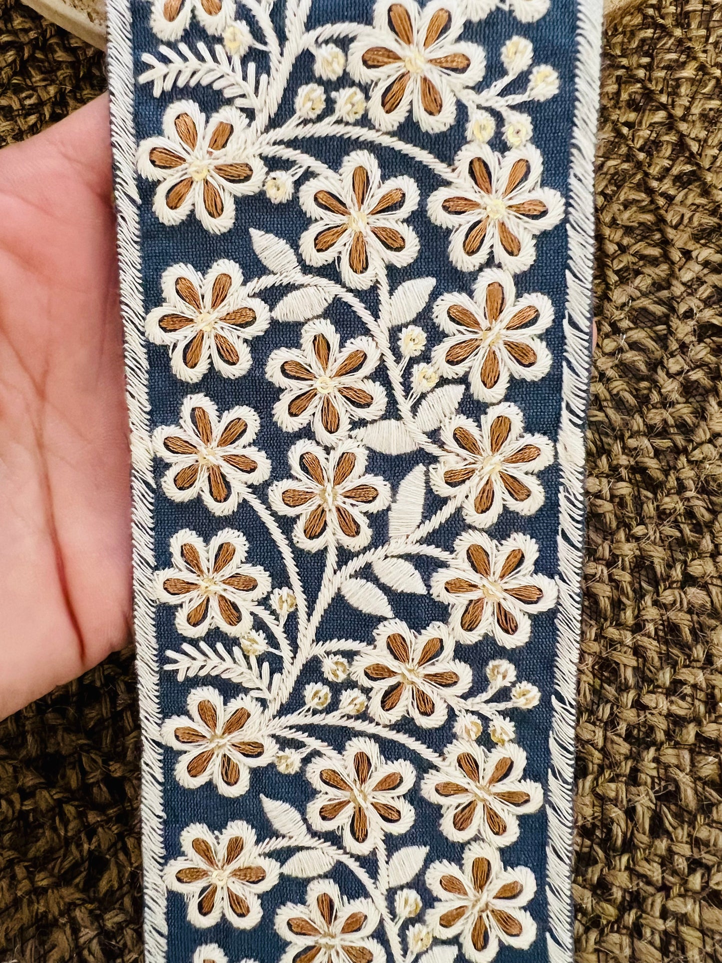 Galon large délicatement brodé et tissé à fleurs
