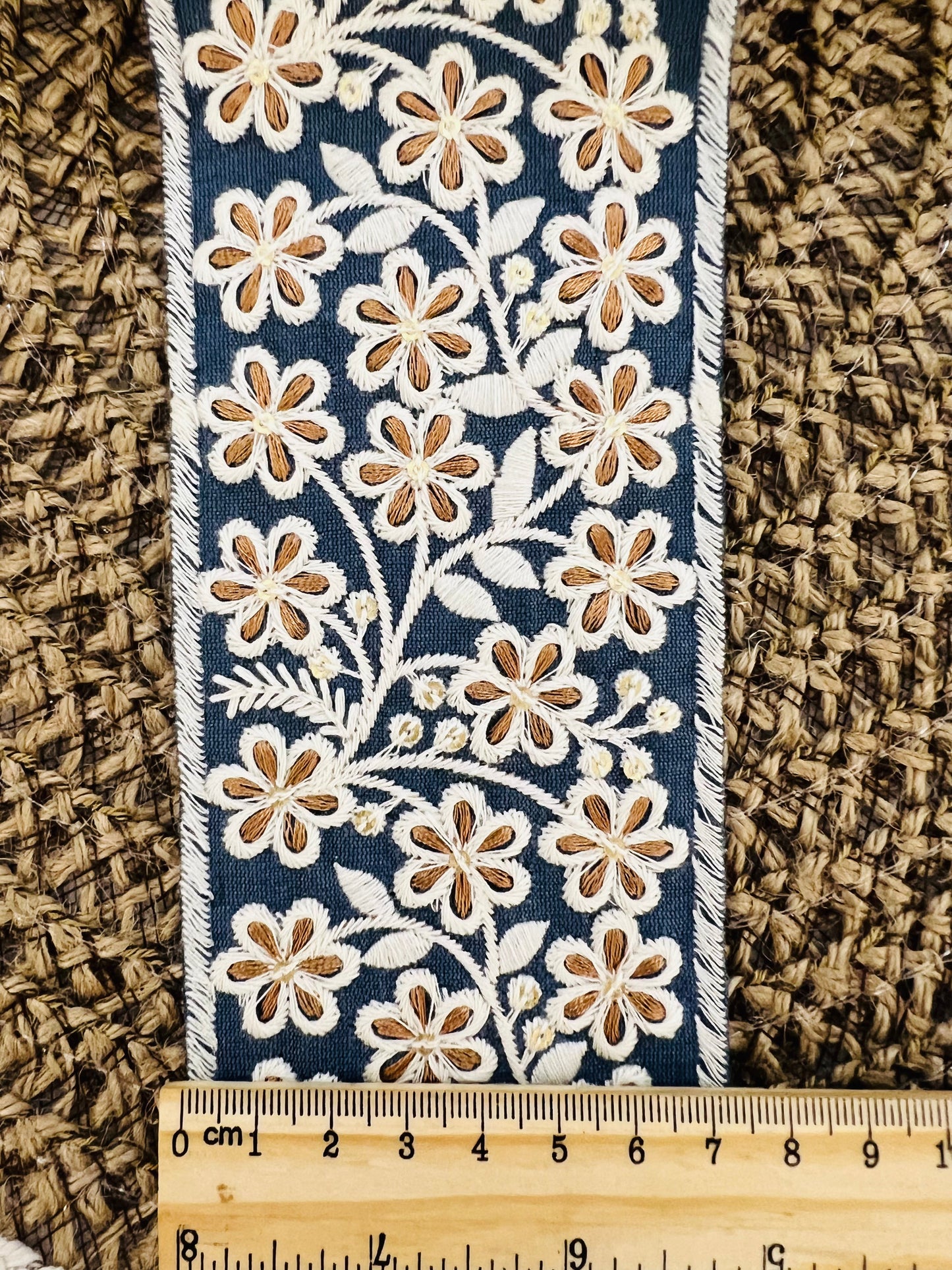 Galon large délicatement brodé et tissé à fleurs
