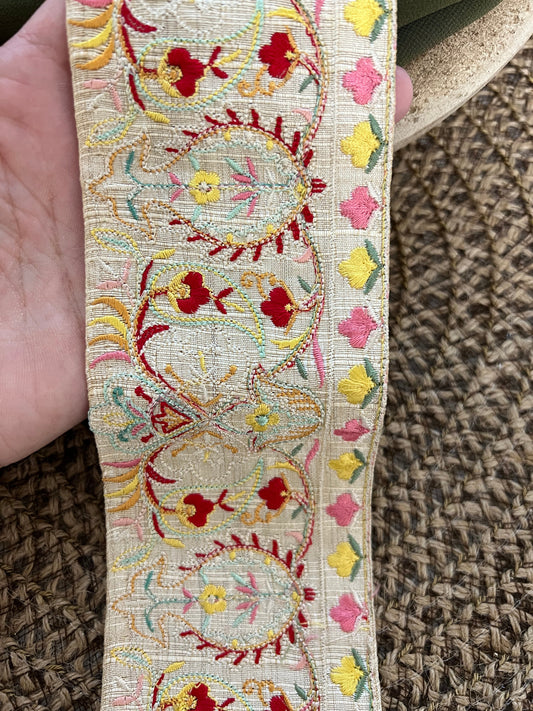 Galon type fresque florale large et brodé