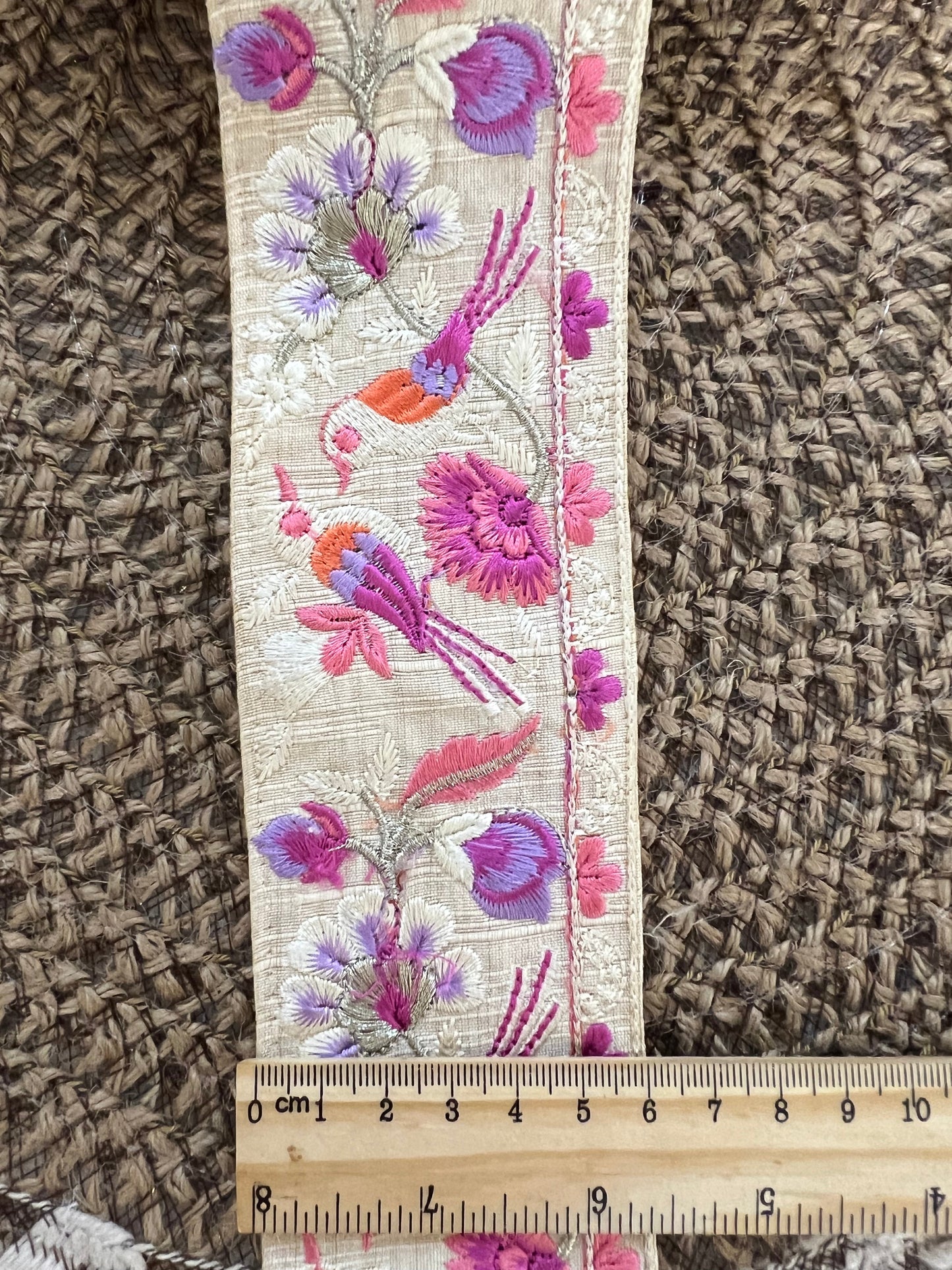 Galon type fresque printanière large et brodé