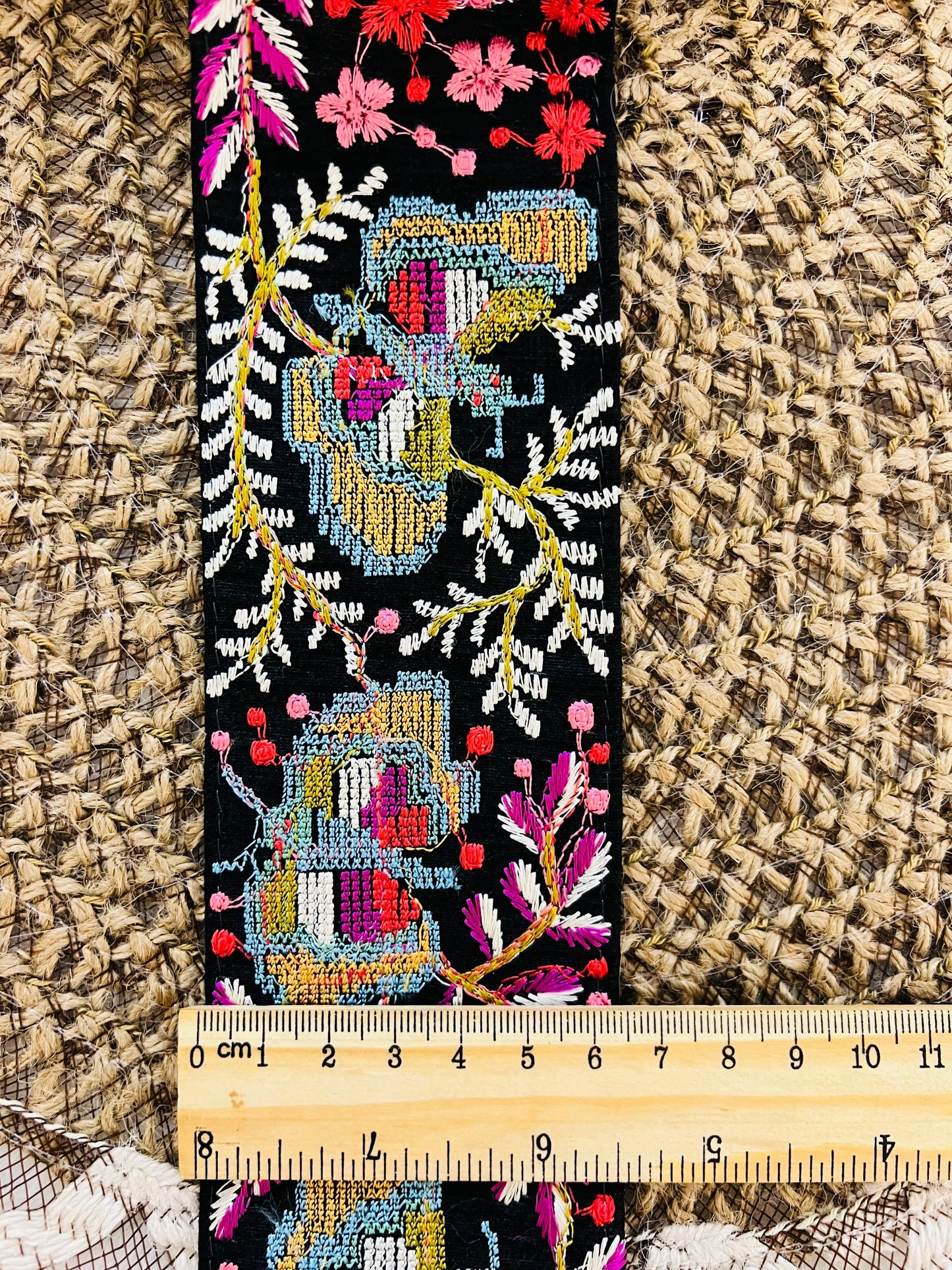 Galon type fresque mosaïque brodée et points de croix