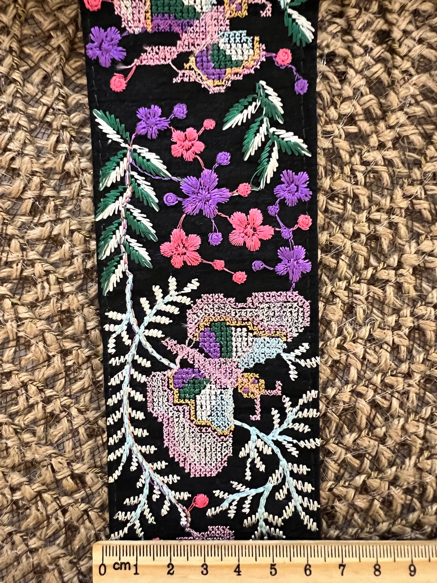 Galon type fresque mosaïque brodée et points de croix