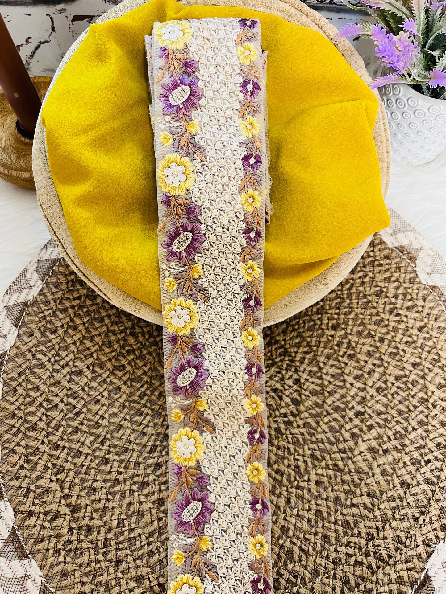 Galon large inspiration organza délicatement brodé et fleuri