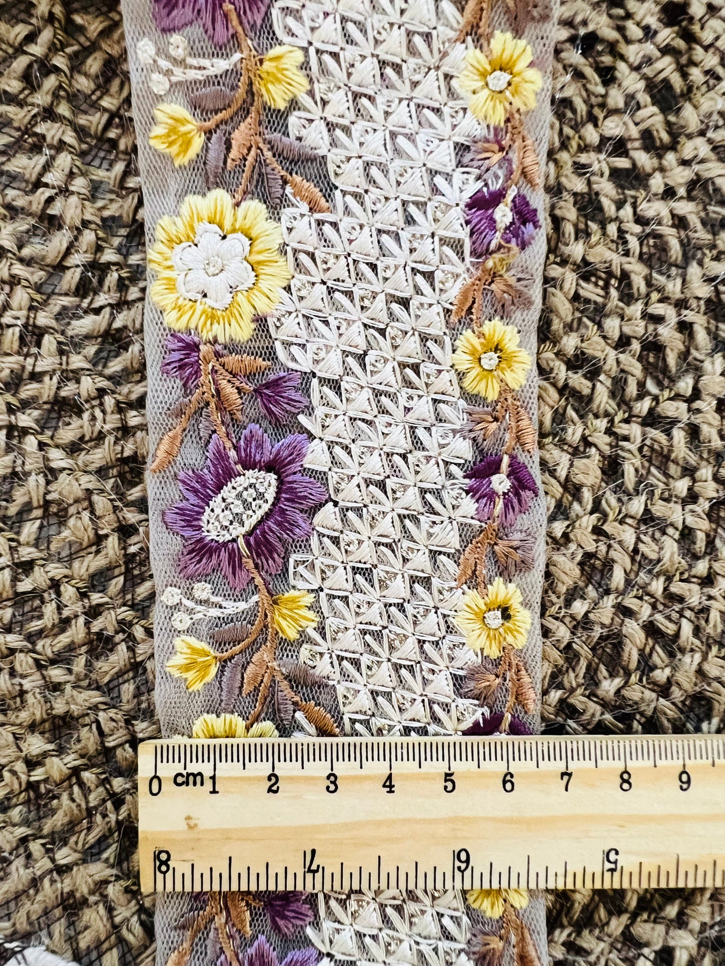 Galon large inspiration organza délicatement brodé et fleuri