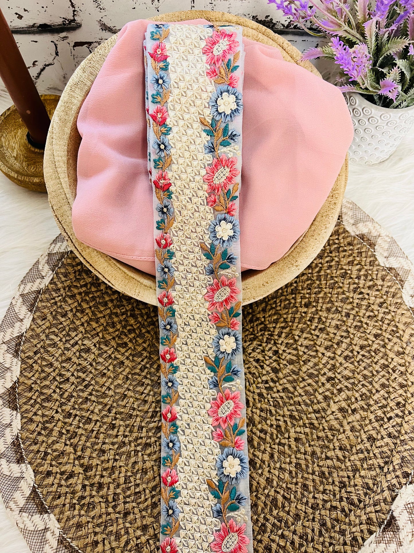 Galon large inspiration organza délicatement brodé et fleuri