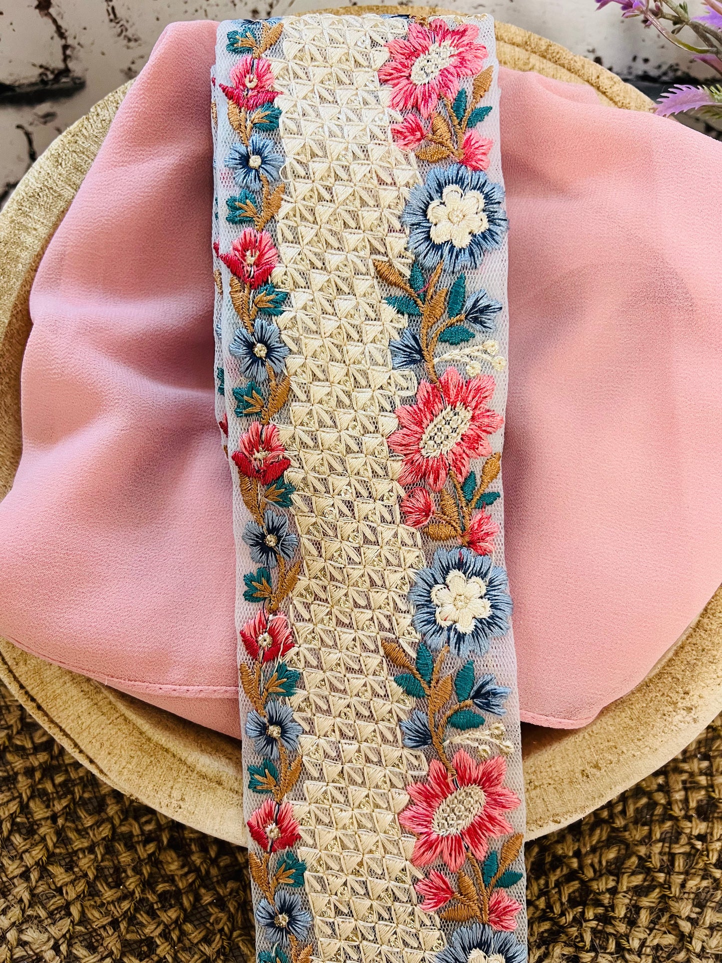 Galon large inspiration organza délicatement brodé et fleuri