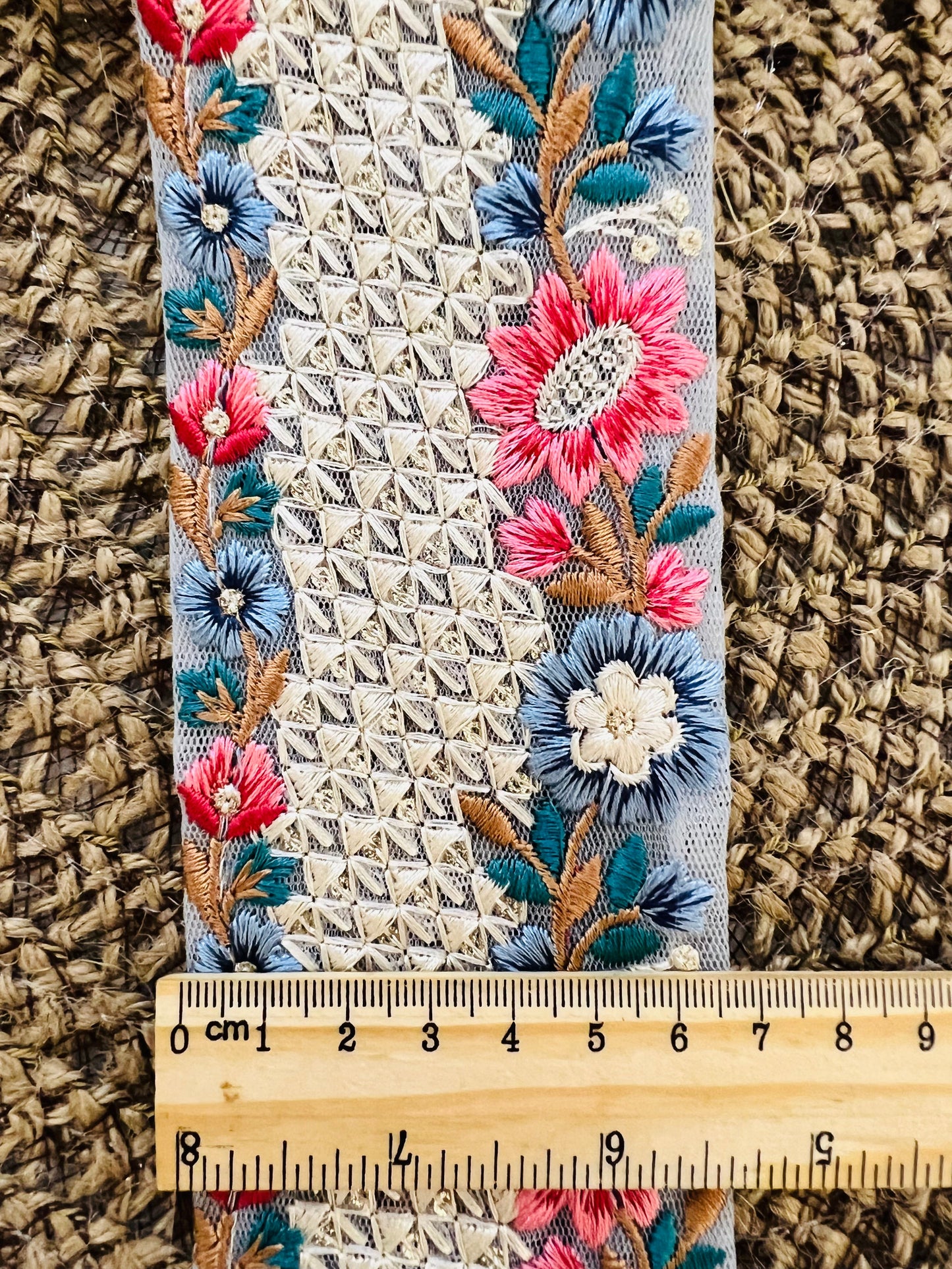 Galon large inspiration organza délicatement brodé et fleuri