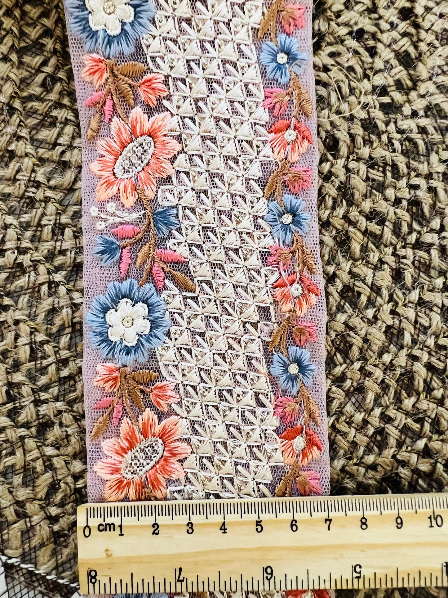Galon large inspiration organza délicatement brodé et fleuri