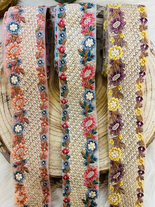Galon large inspiration organza délicatement brodé et fleuri