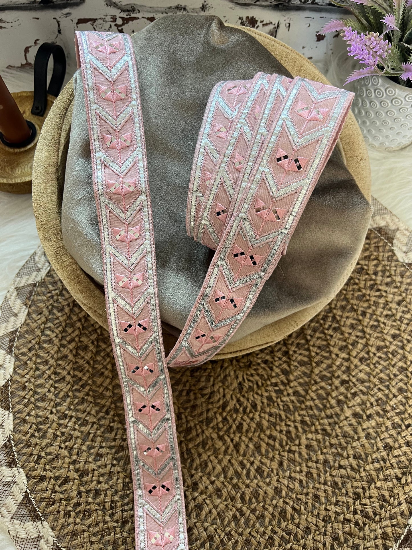 Galon tissé à formes géométriques et motifs à sequin
