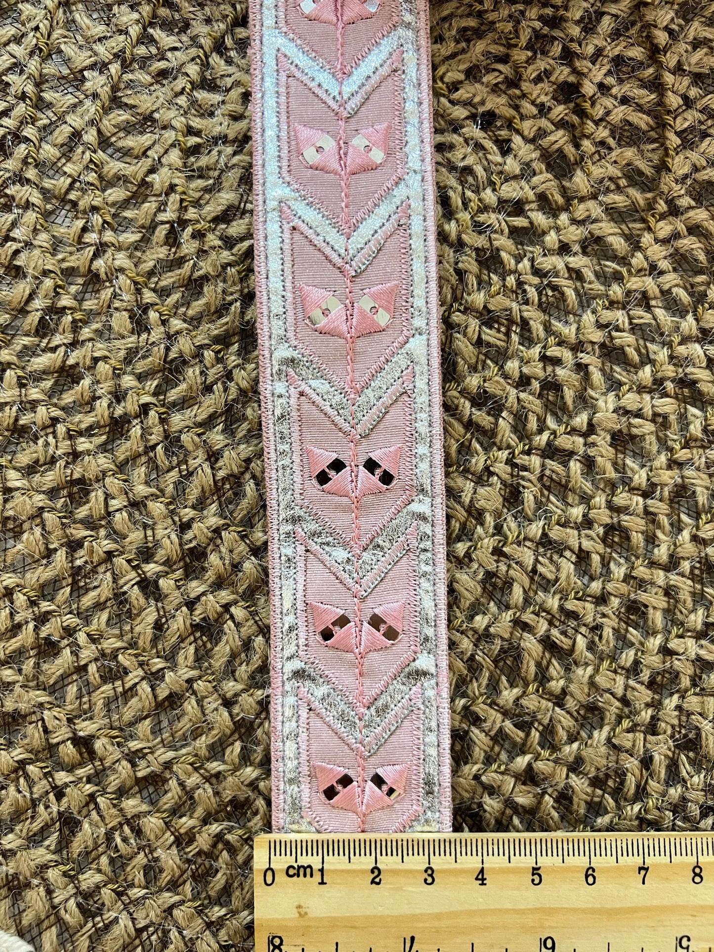 Galon tissé à formes géométriques et motifs à sequin
