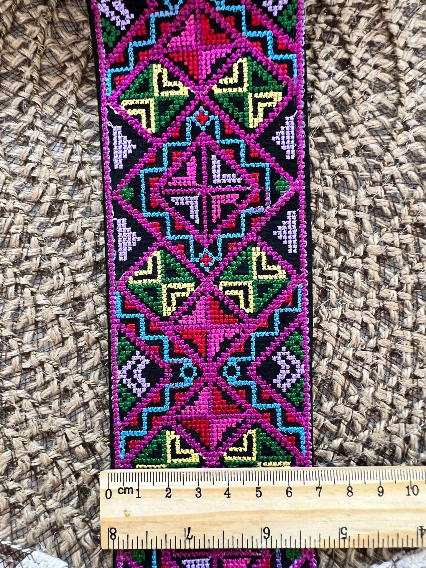 Galon large géométrique et mosaiques en points de croix colorés