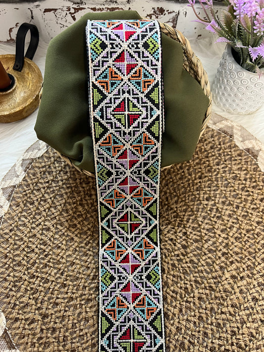 Galon large géométrique et mosaiques en points de croix colorés