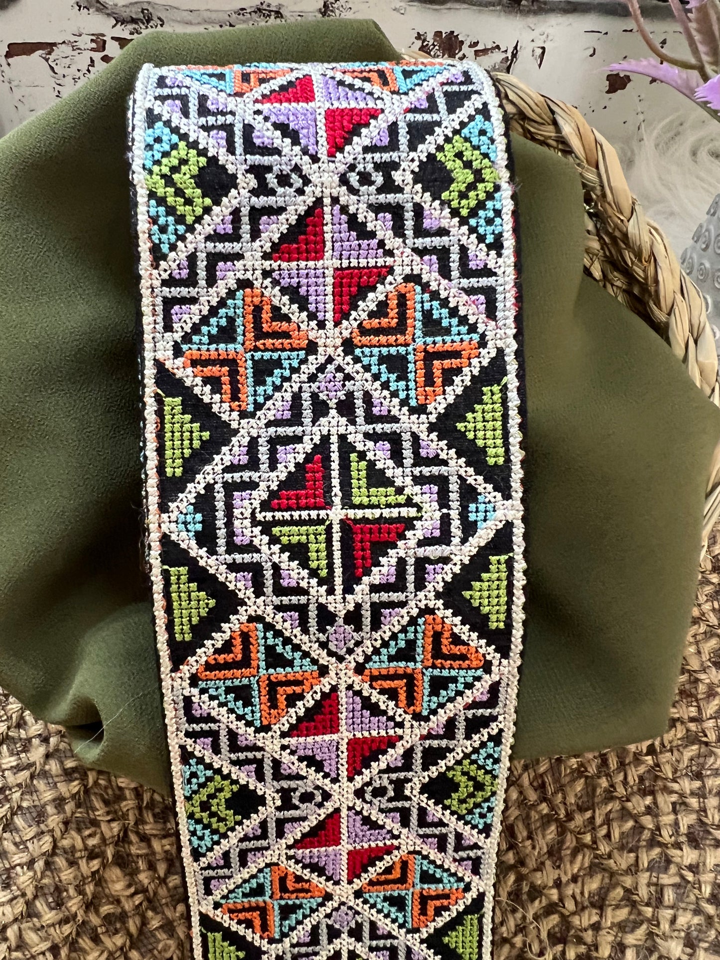 Galon large géométrique et mosaiques en points de croix colorés