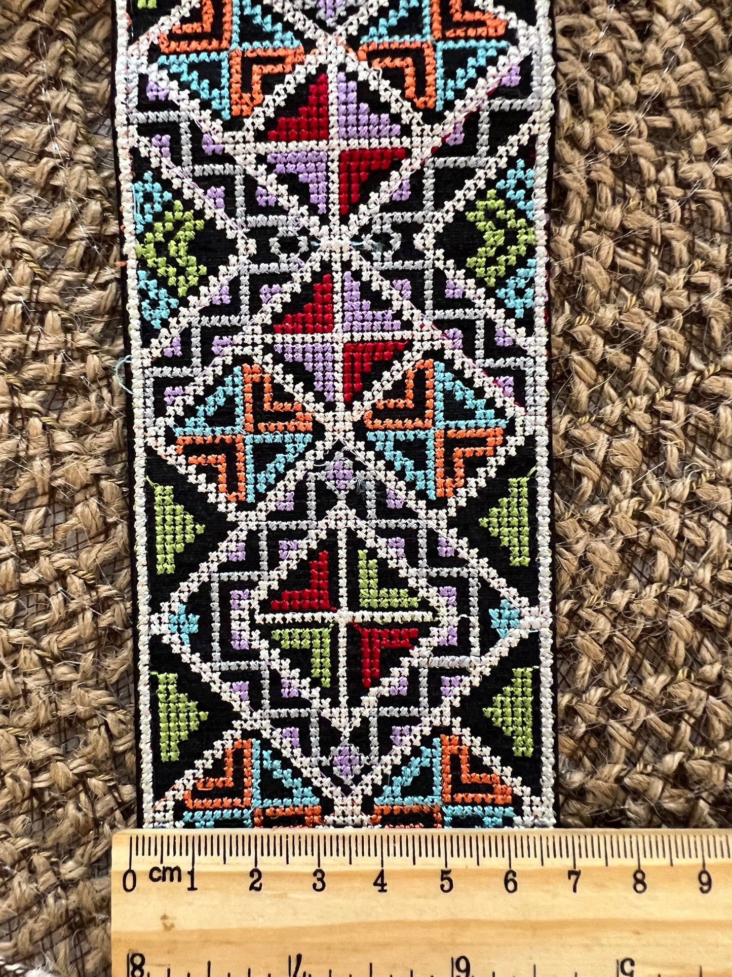 Galon large géométrique et mosaiques en points de croix colorés