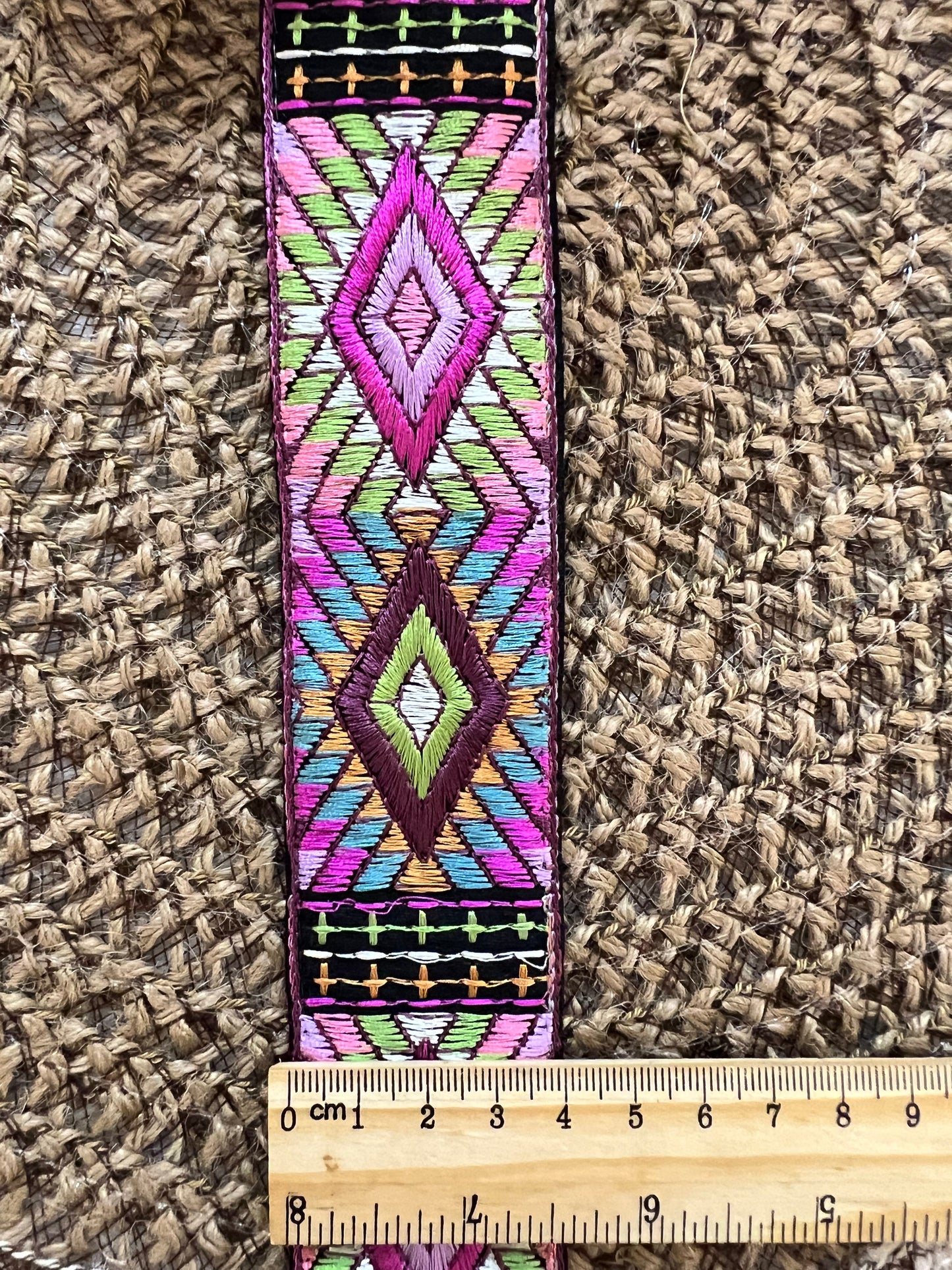 Galon coloré jacquard avec motifs losanges