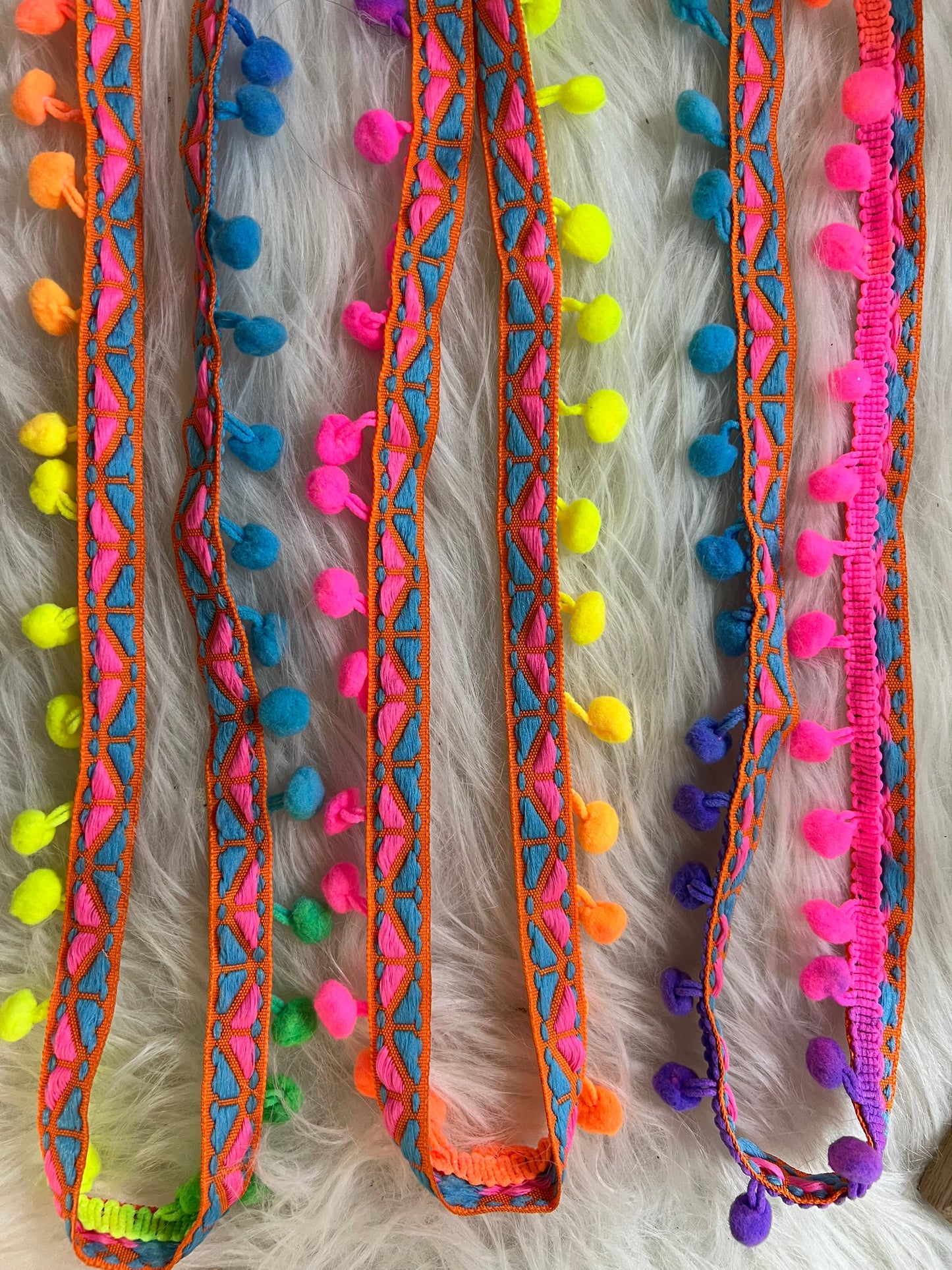 Galon fluo à pompons multicolores