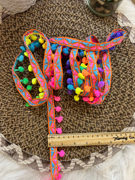 Galon fluo à pompons multicolores