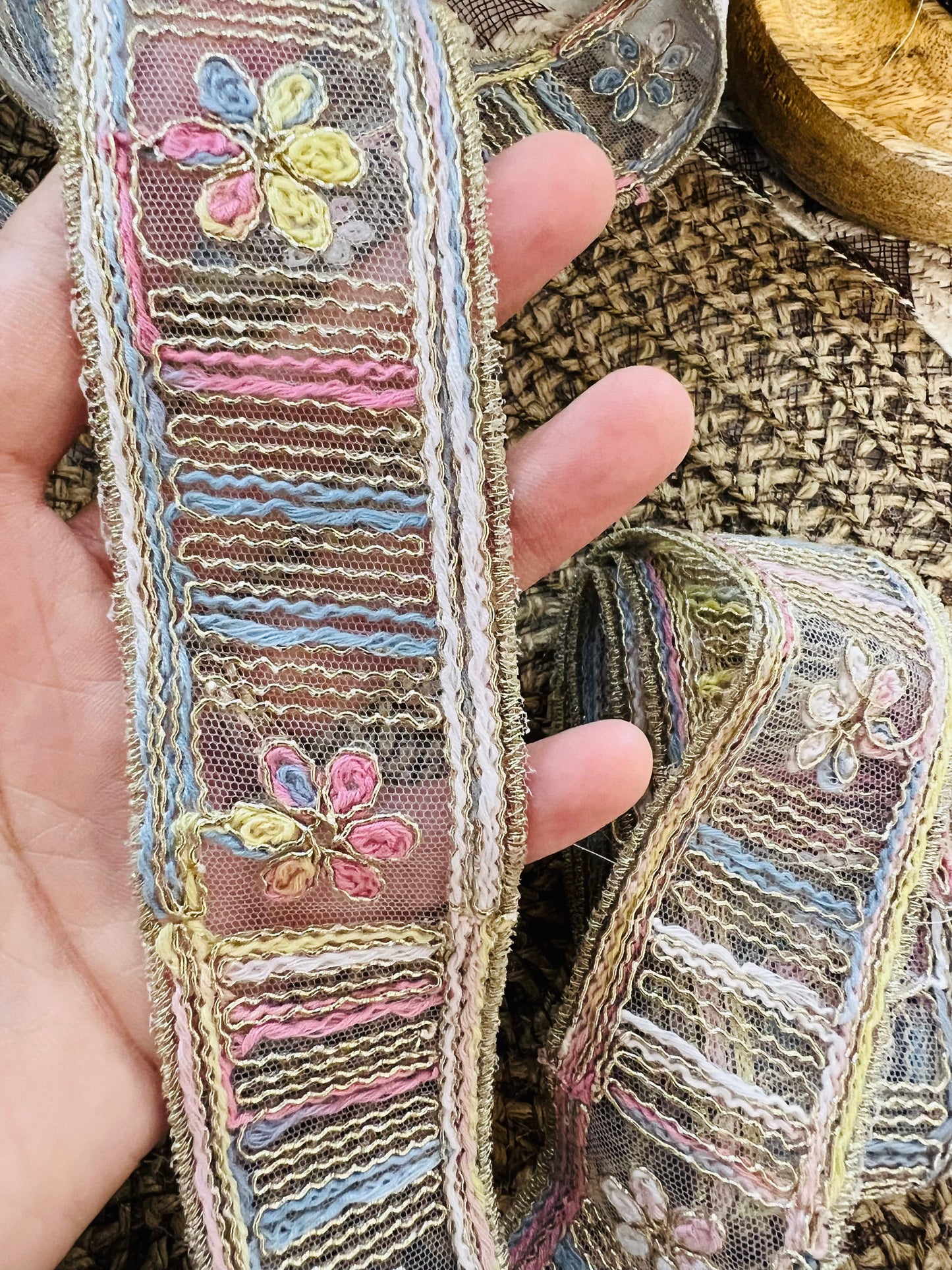 Galon aux broderies multicolores motifs petites fleurs zigzag