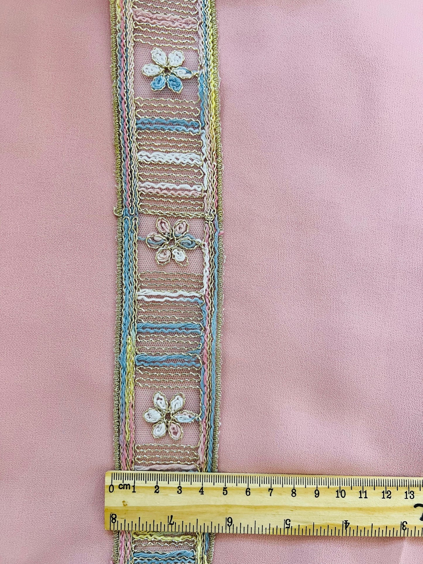 Galon aux broderies multicolores motifs petites fleurs zigzag
