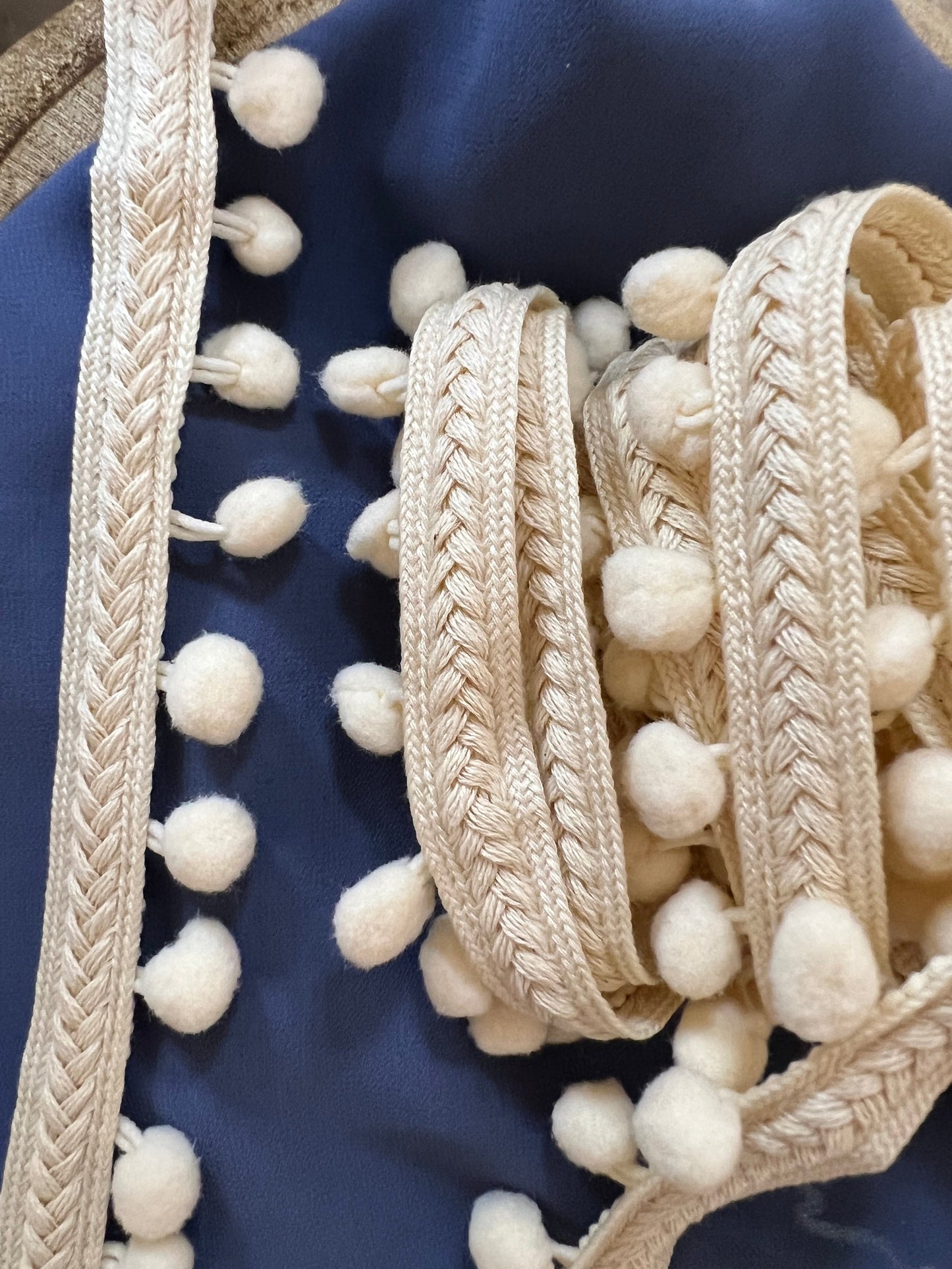 Galon à pompons au ruban tressé