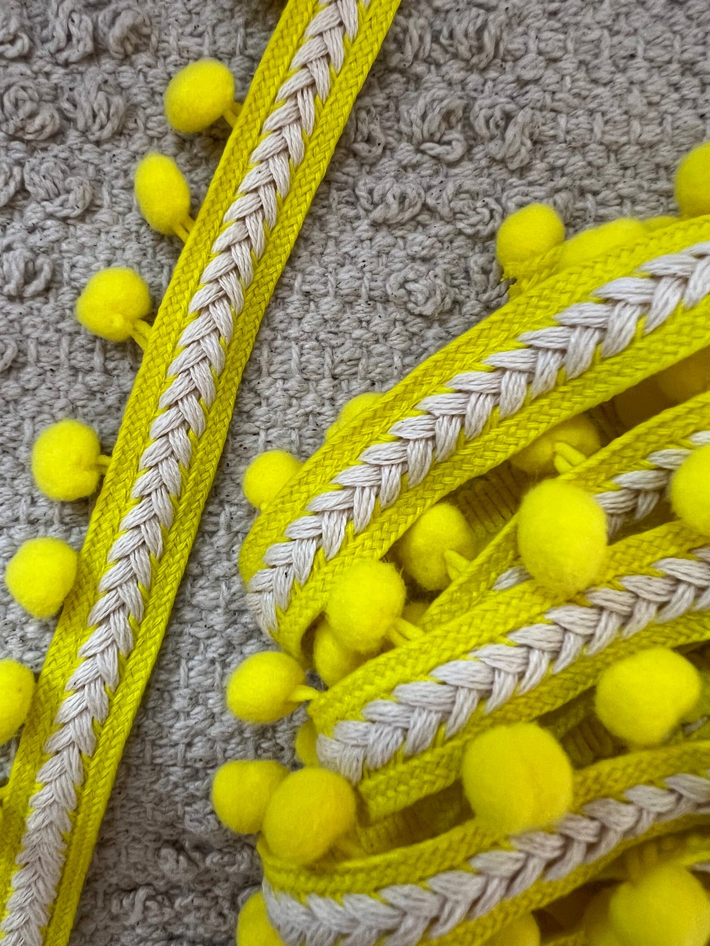 Galon à pompons au ruban tressé