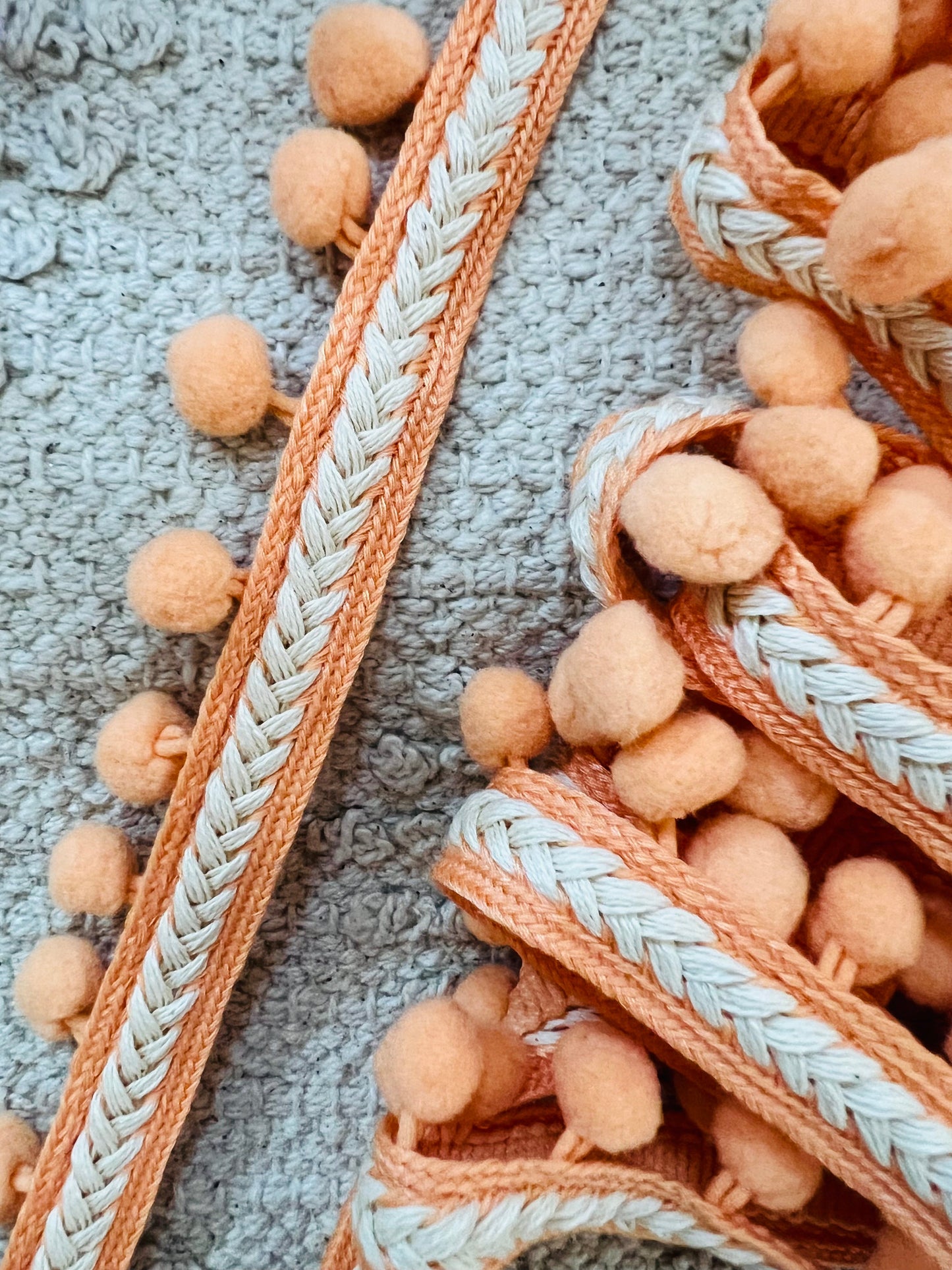 Galon à pompons au ruban tressé
