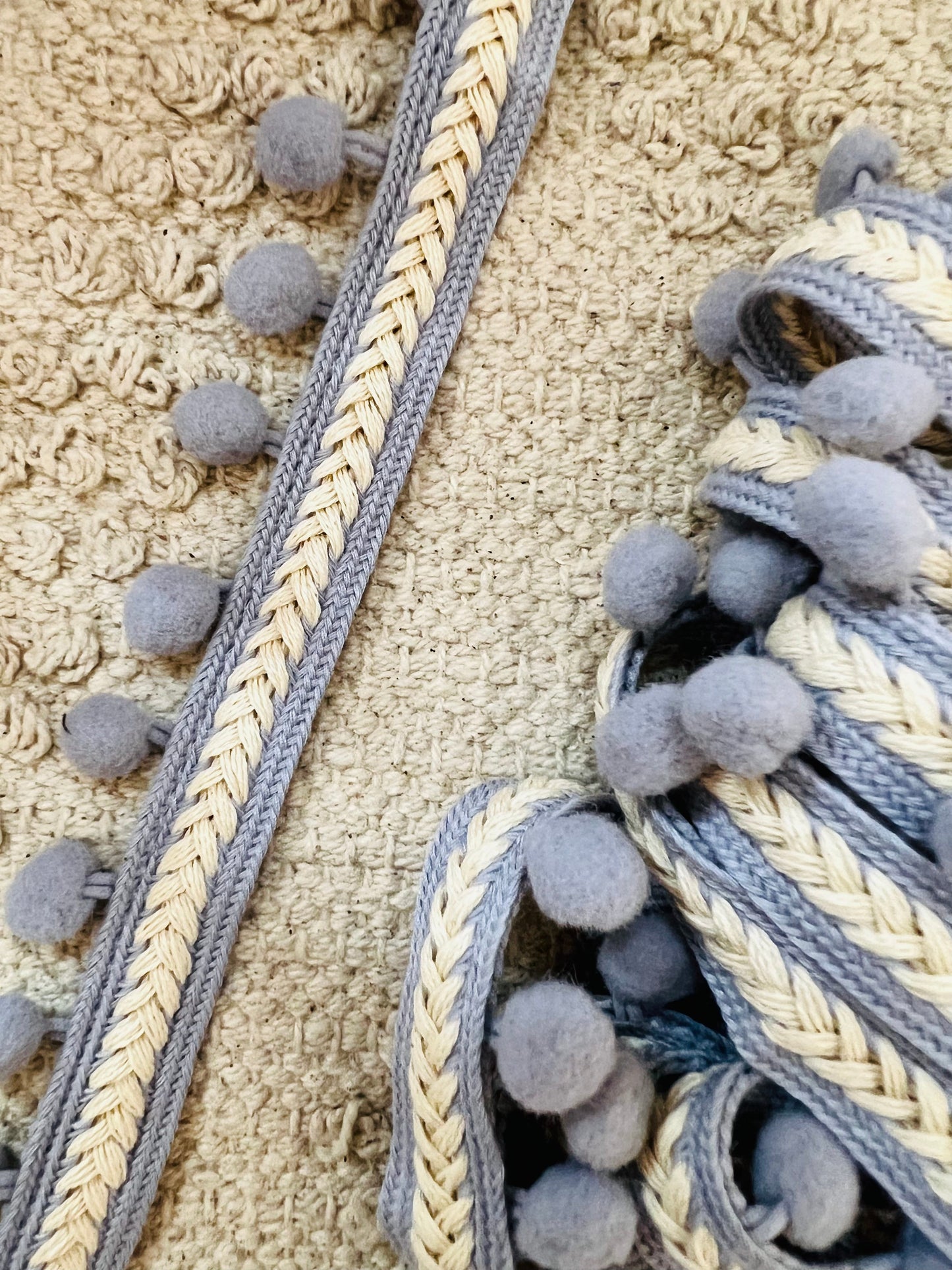 Galon à pompons au ruban tressé