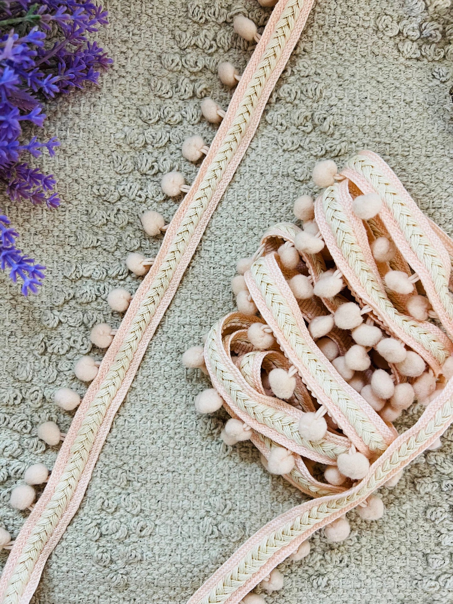 Galon à pompons au ruban tressé