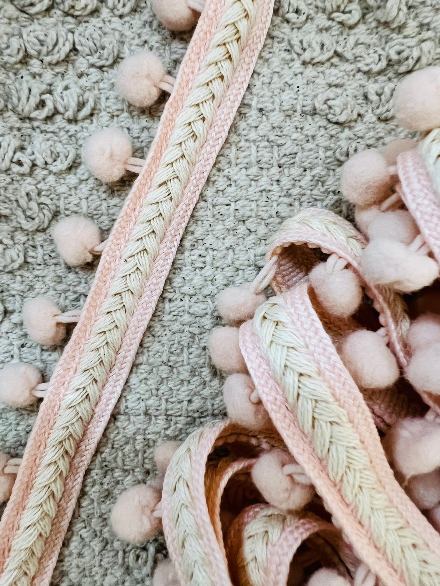 Galon à pompons au ruban tressé