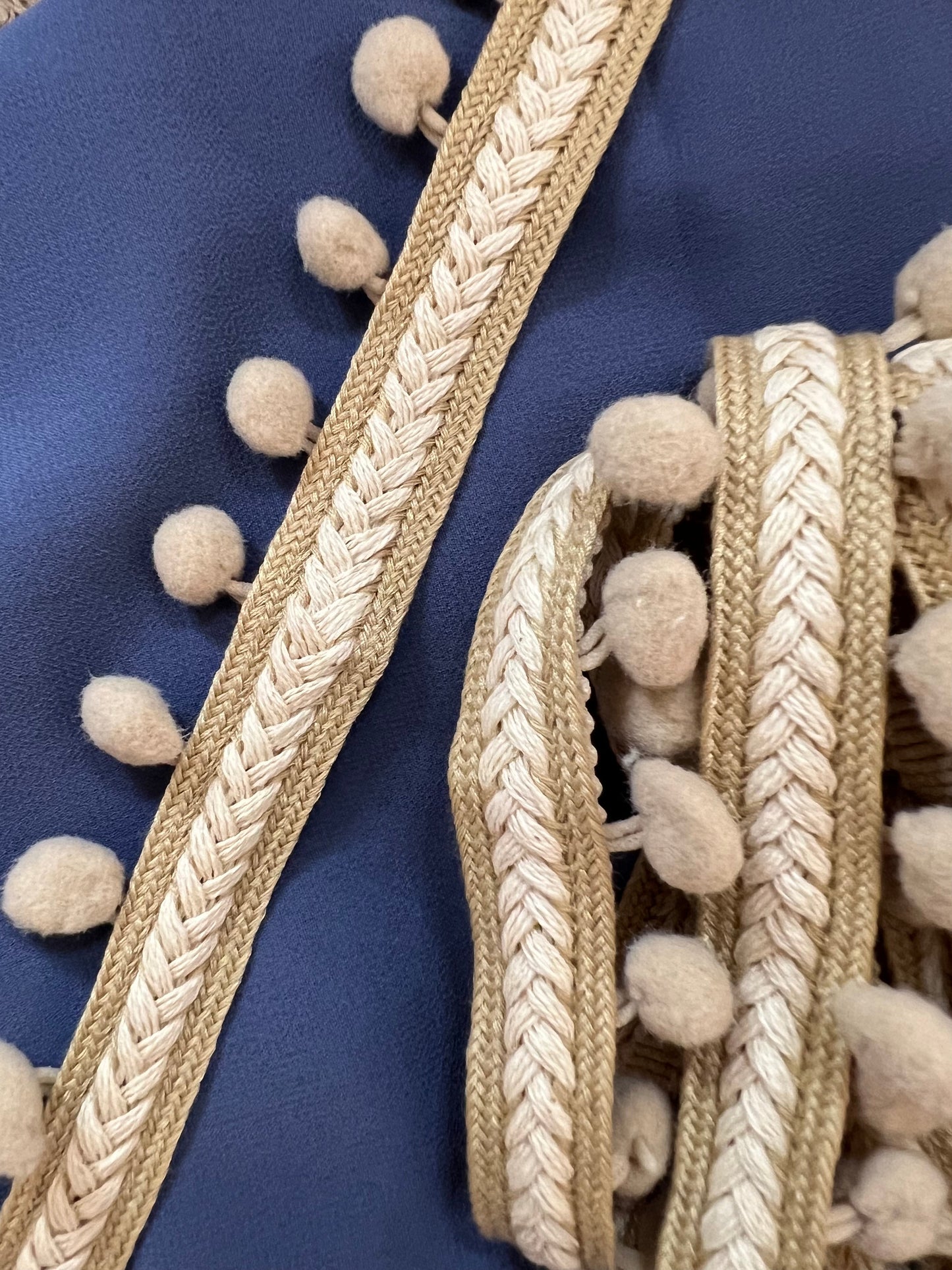 Galon à pompons au ruban tressé