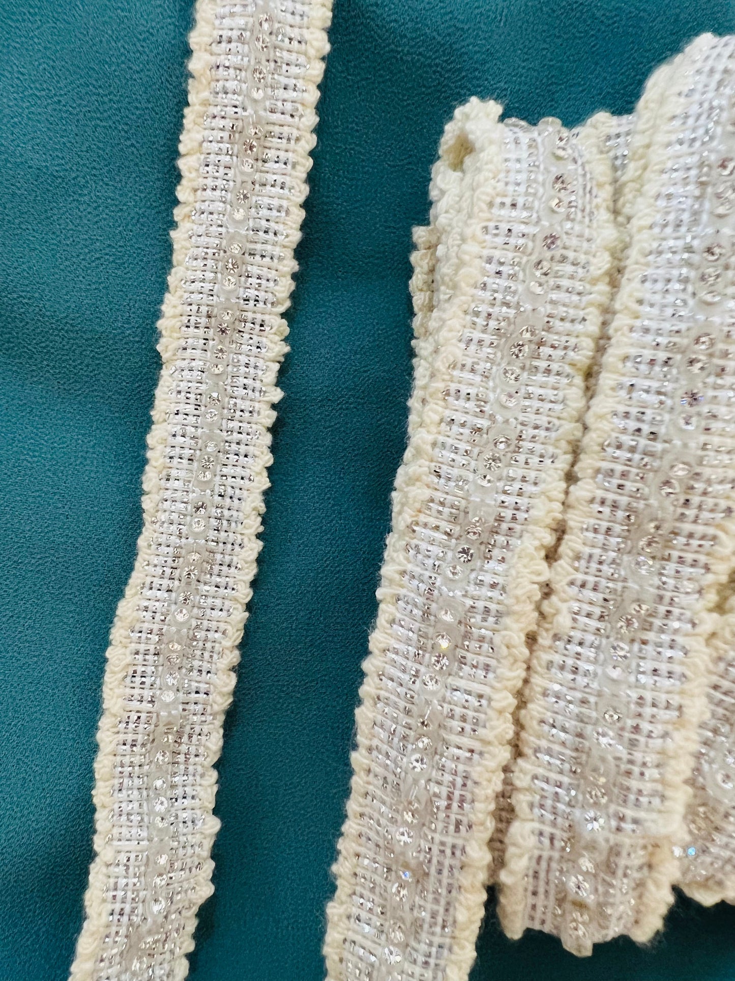 Galon tissé blanc et fil d'argent avec strass central