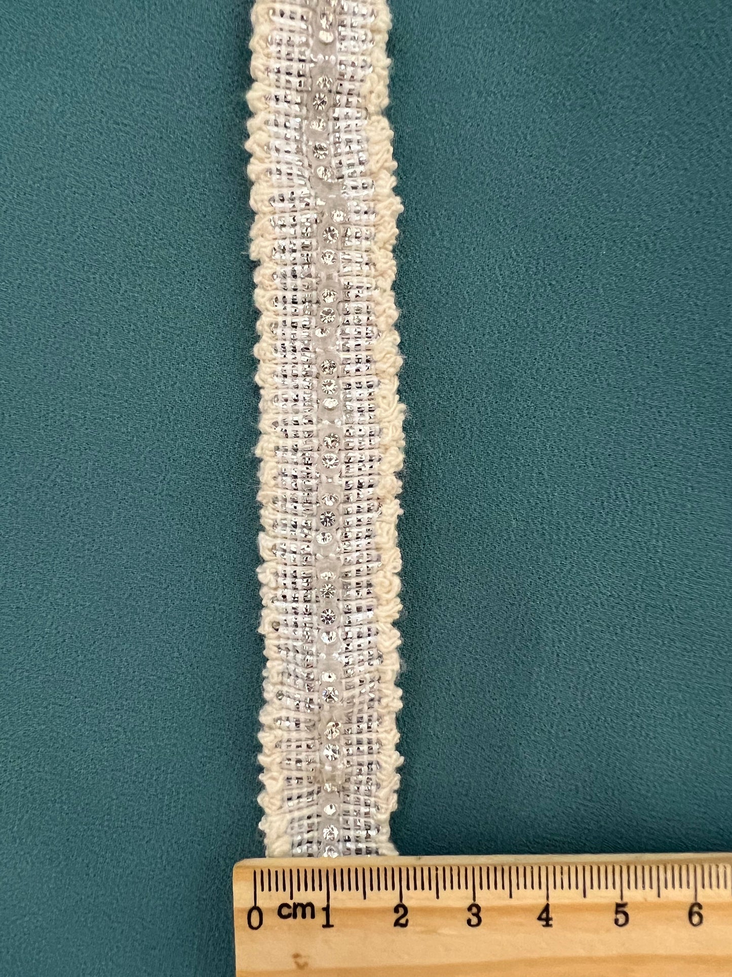 Galon tissé blanc et fil d'argent avec strass central